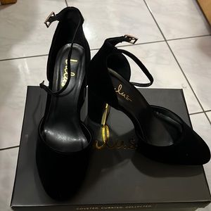 Lulu’s Vendor style Laura. Black velvet size 8